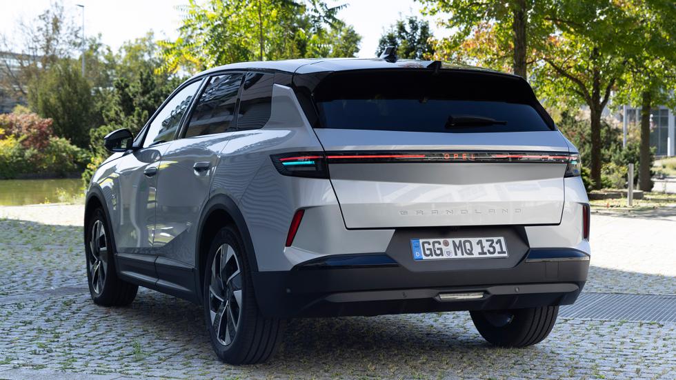 Γερμανικό SUV επικοινωνεί με τους πεζούς μέσω AI - Ποια μάρκα το έχει;